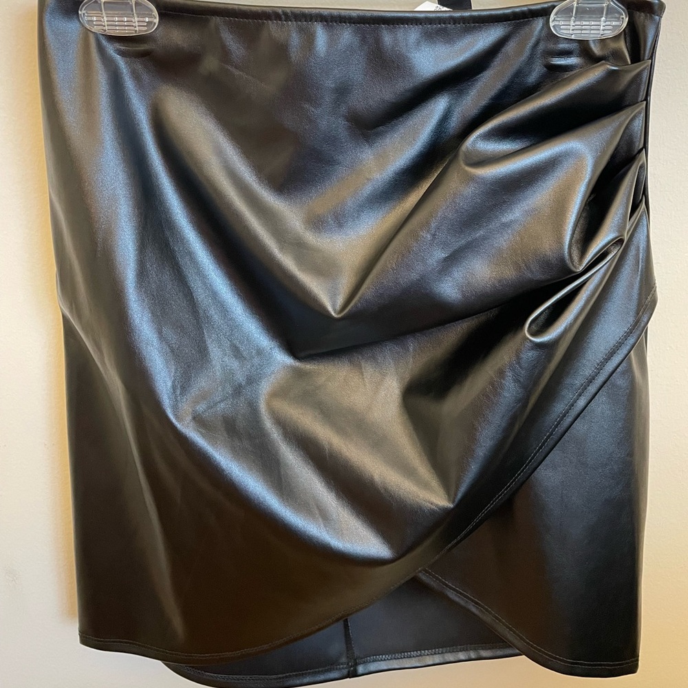 Never worn-tag still on Windsor black leather skirt!